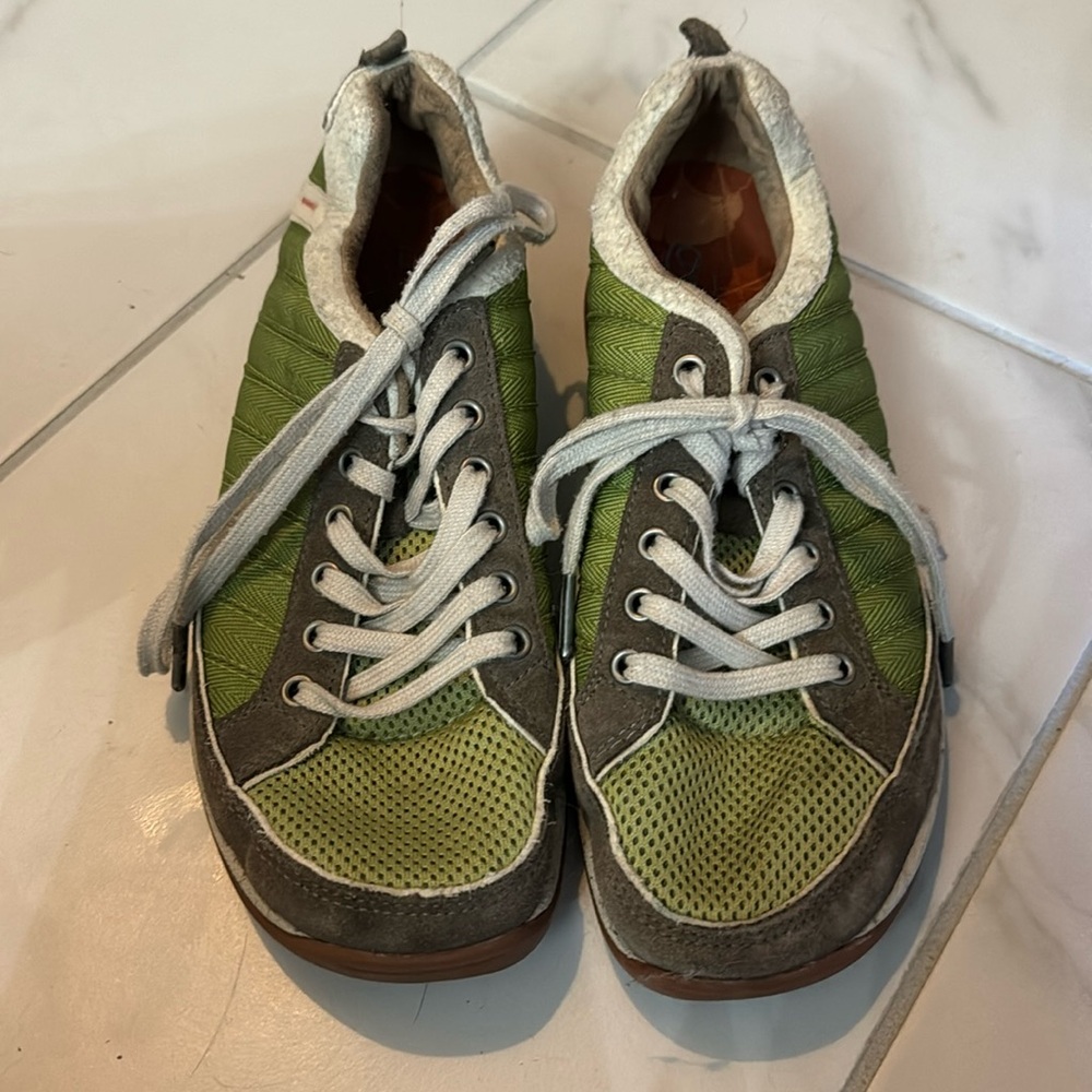 Womens Maddie Chaco Leaf Green Size 8